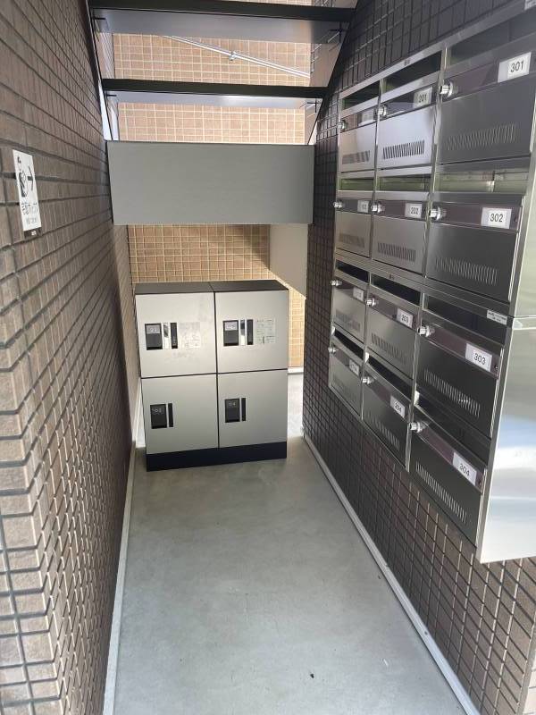 宅配ボックスあります。
24時間荷物の受け取り可能です