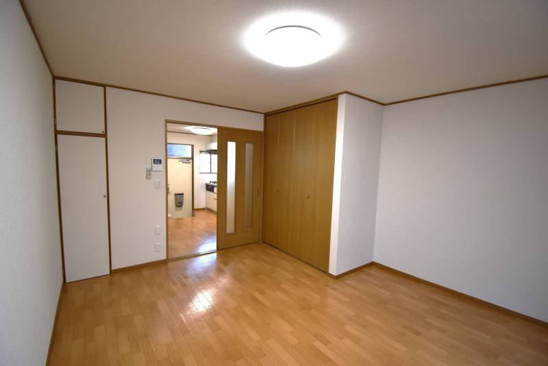 リビングよりキッチン方面
大型クローゼット