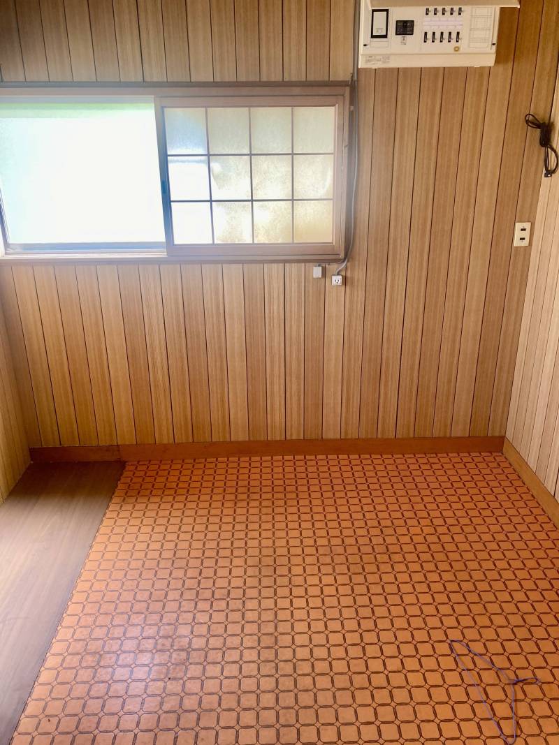 二階の洋室。電気ポットやIHコンロを置けば給湯室になります。