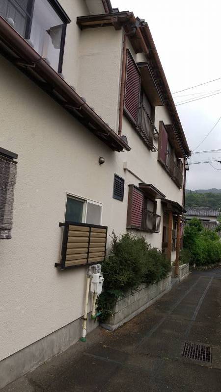 玄関は路地に面しています。