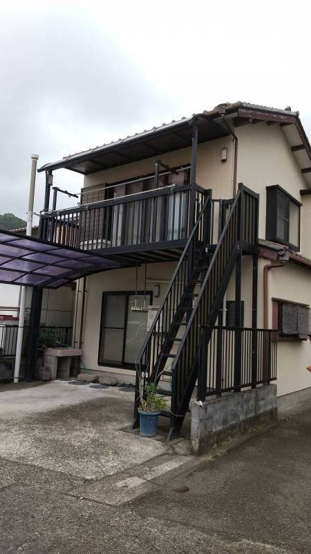 駐車スペース1台分あり
駐車場に面しているのがキッチンです。