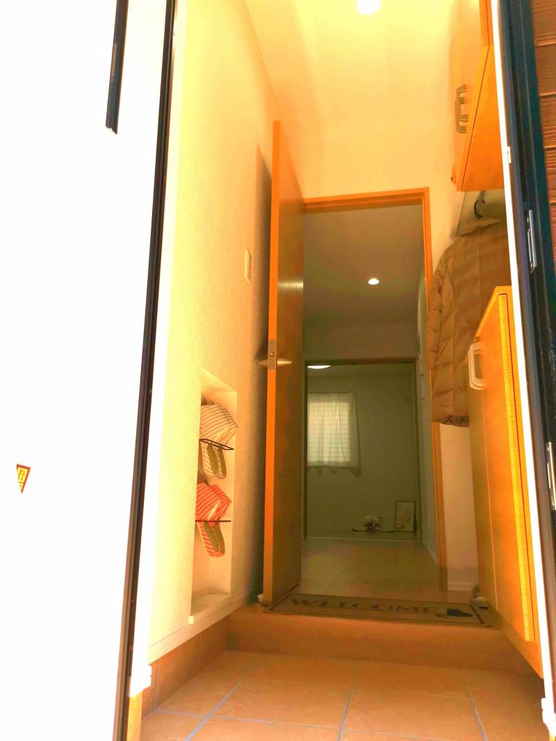 玄関！右の壁にはニッチ収納スペースがありスリッパを置けます♪