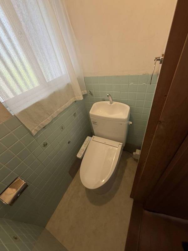トイレです。リフォームして新品ですので清潔感があります。