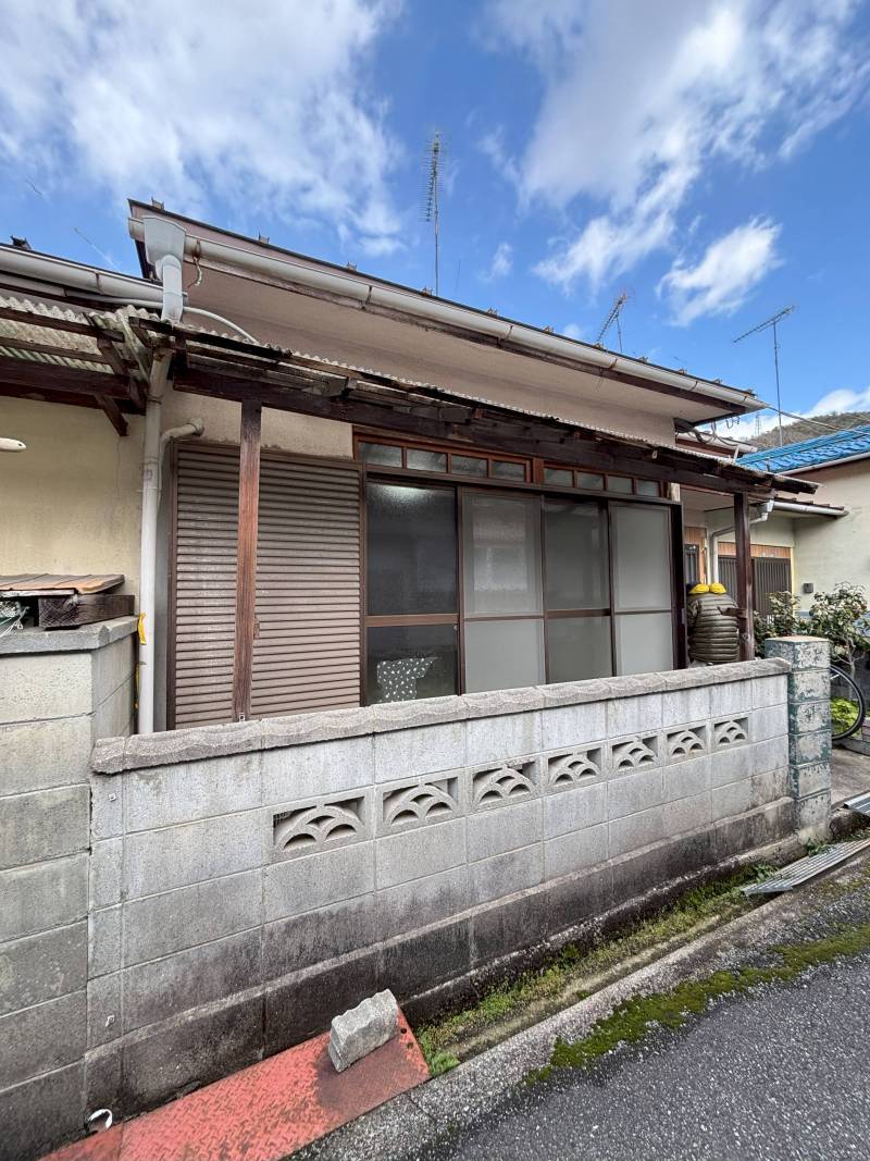 昔ながら懐かし長屋です。アルミサッシが入っています。