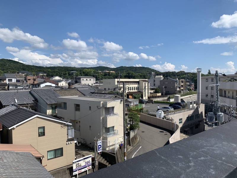 稲荷山の風を感じる。春先は気持ち良いんですよね。