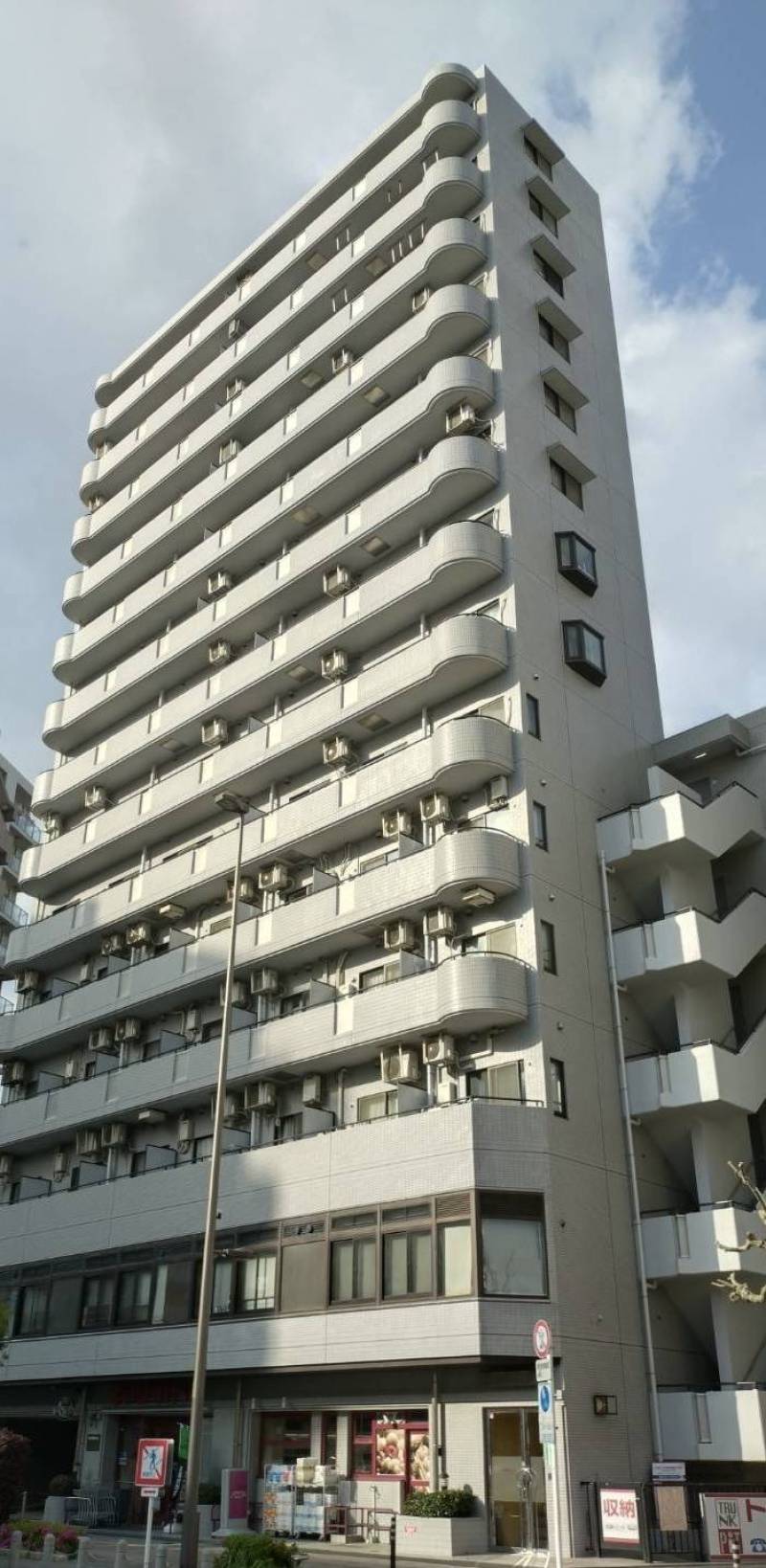 大通りに面したマンションです