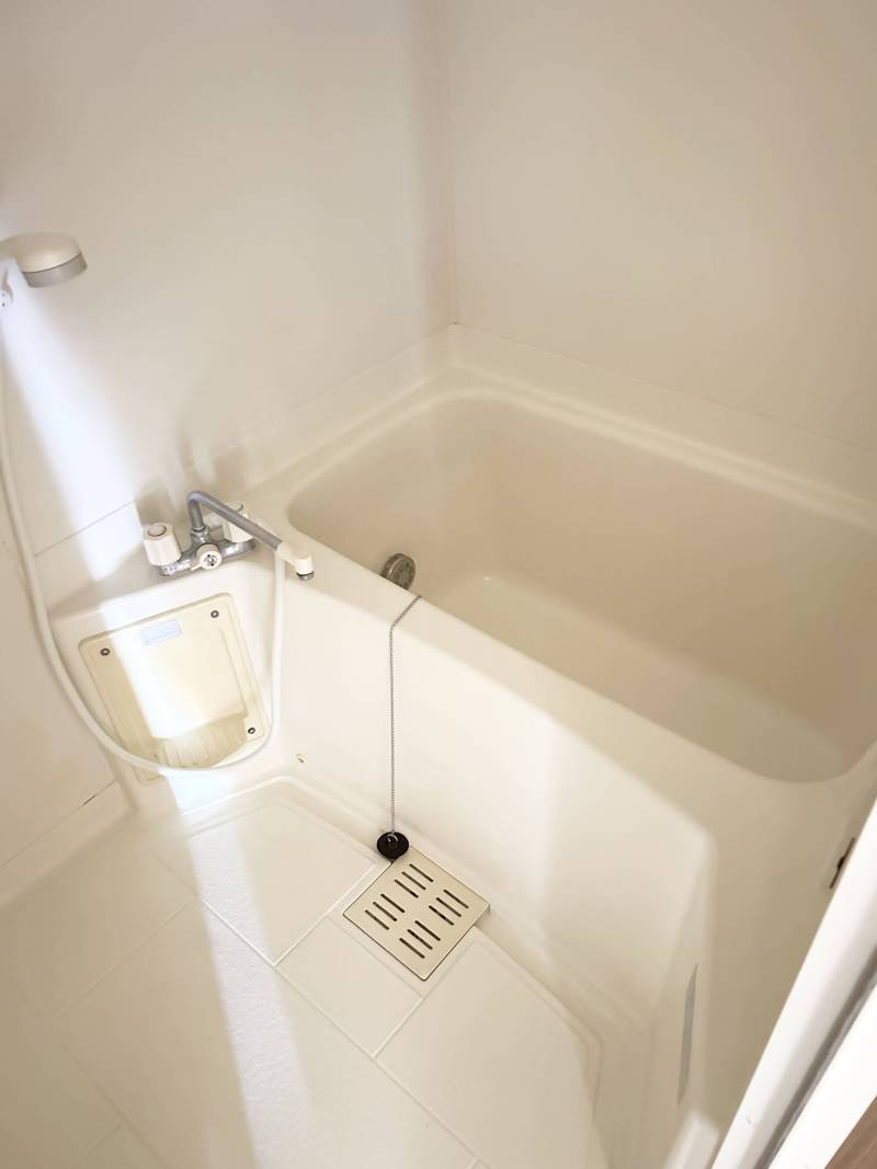 清潔感ある白を基調としたバスルーム