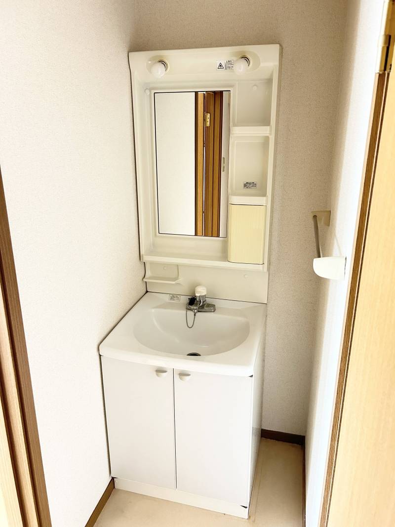 清潔感があり、明るい独立仙台。反対側には室内洗濯機置場