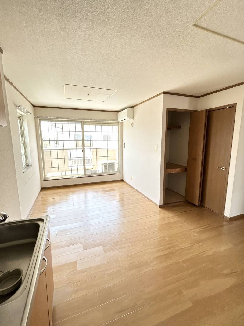 バルコニーもあり、暖かな日が日中注ぎます