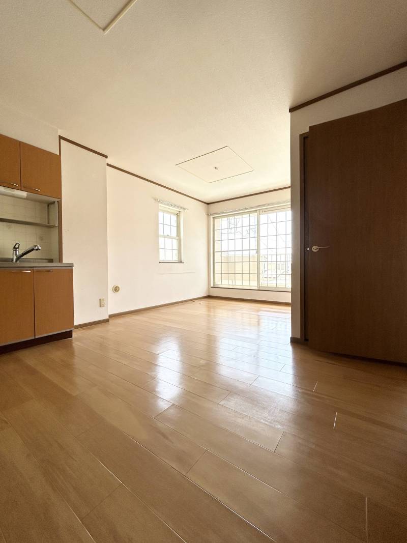 開放的なリビングで陽当り良好