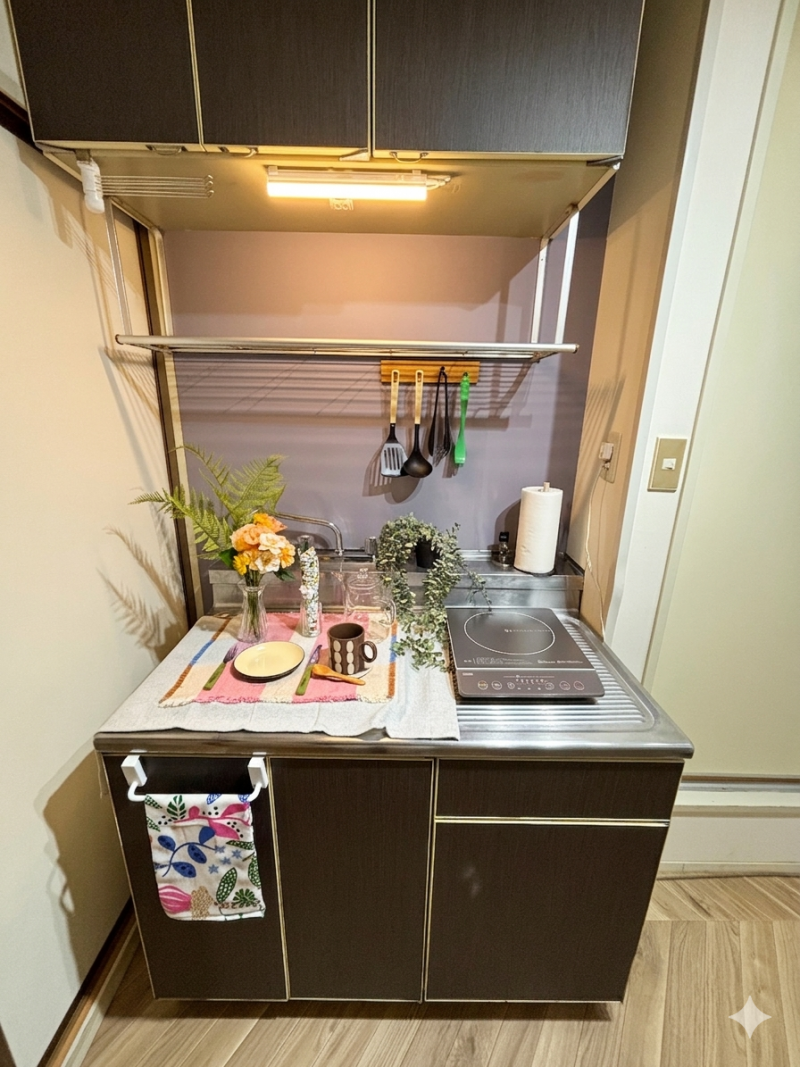 レンガ調の壁紙がお洒落なキッチン。新品1口IHコンロあり