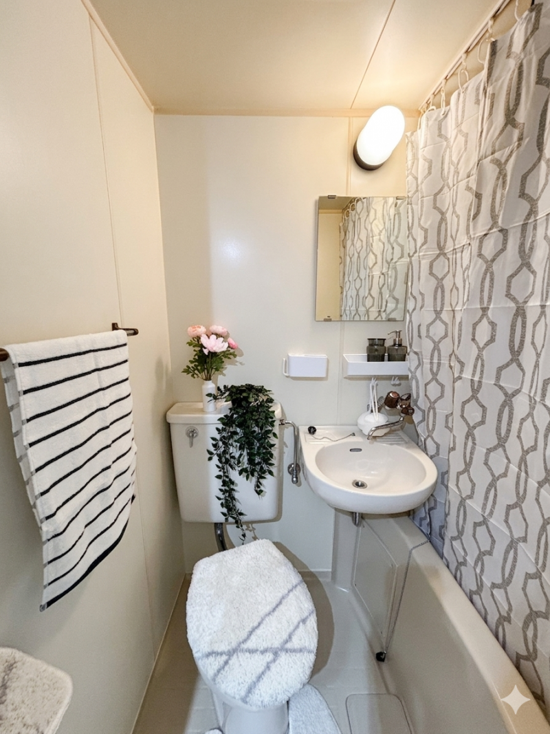 清潔感のあるバスルーム。コンパクトながらお手入れのしやすさ◎