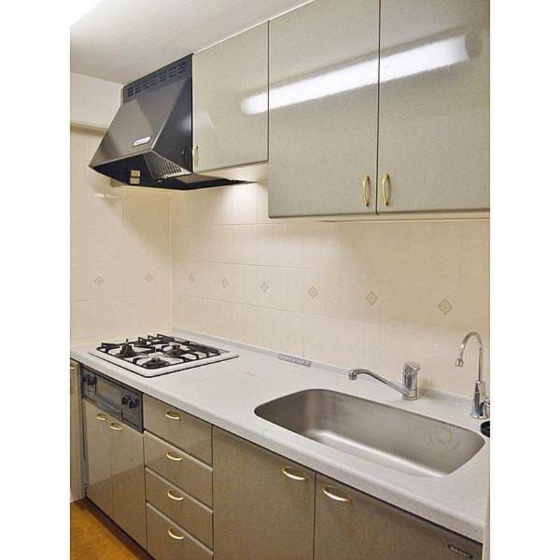 キッチンは三口コンロ装備しています！右側の蛇口は浄水器。