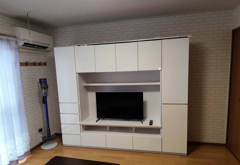 テレビボードと収納庫一体型で、
小物荷物をまとめて収納OK