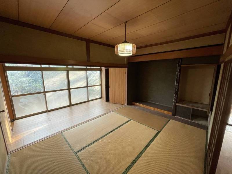 広縁6畳和室。奥に広縁あり。木漏れ日で日向ぼっこ。