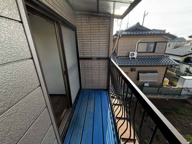 前面に高い建物がなく、心地よい風が抜ける開放的なベランダ。