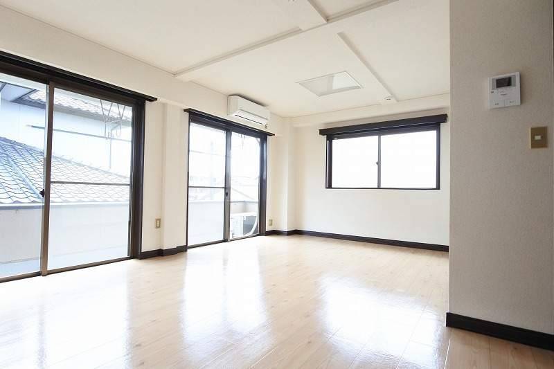 ２面採光で日当たりの良い洋室！