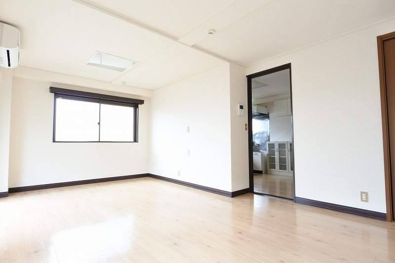 洋室の西側にも窓があります！