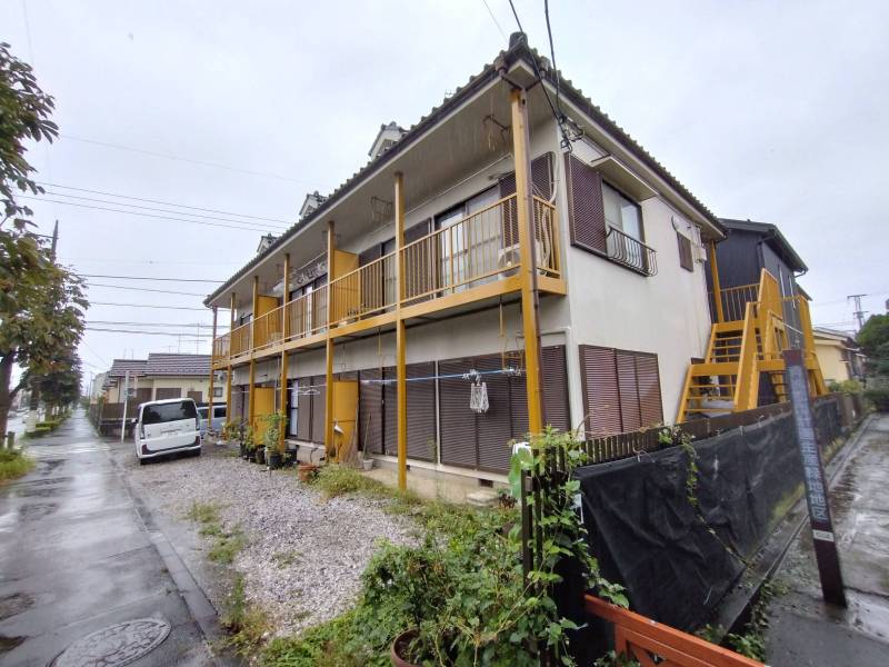 建物は綺麗に管理しています♪敷地内に駐車スペースも完備！