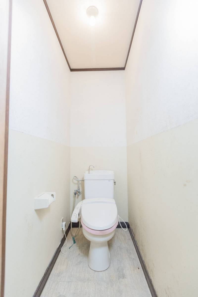 トイレは温水洗浄便座付きです