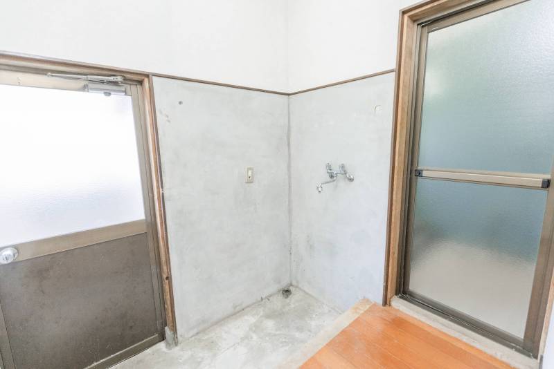 勝手口の土間に洗濯機置き場があります