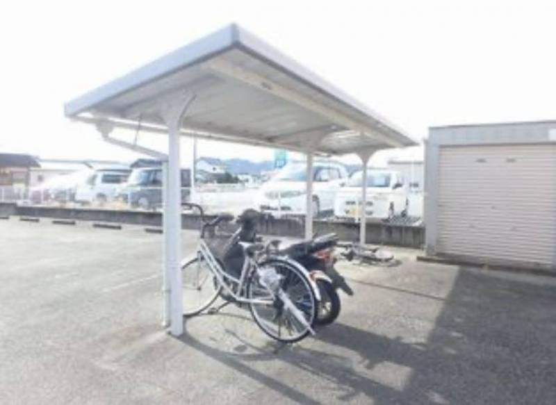自転車、バイク置き場もあります♪