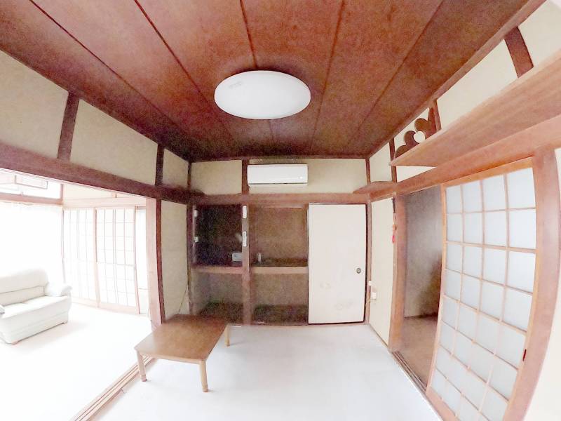 収納豊富。テーブルは高さ調整可能で椅子とセットで使用可能