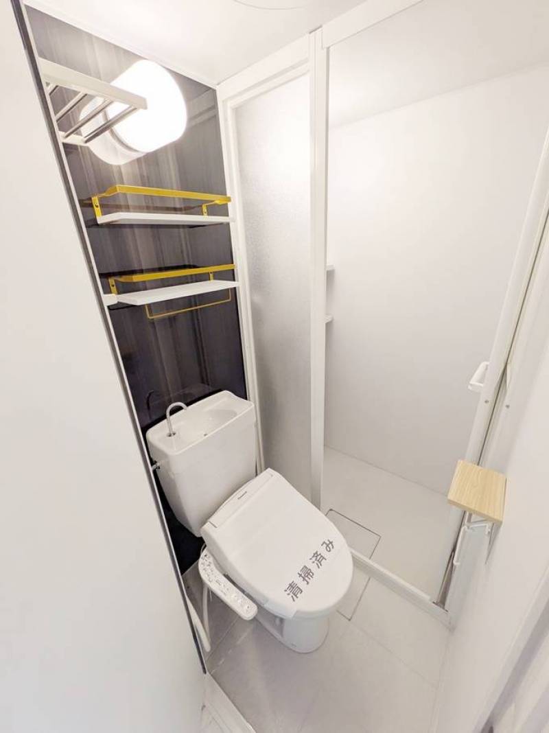 ちょっとした物置の付いたトイレ