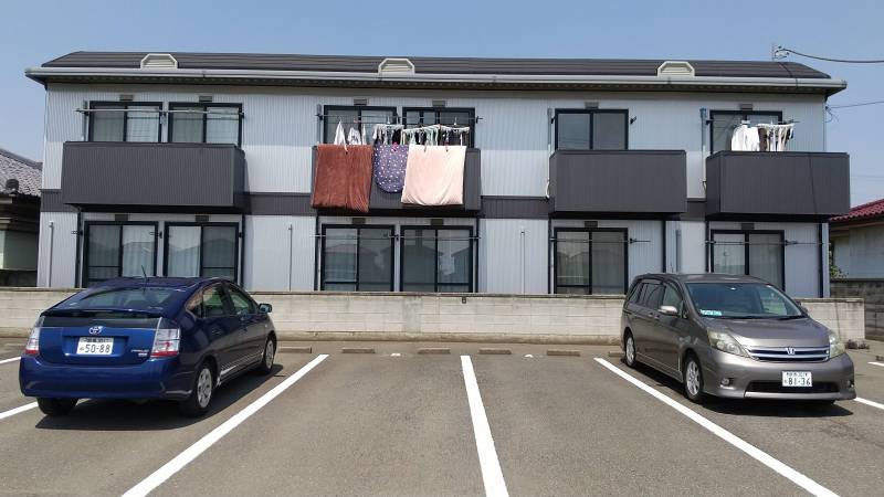 外壁に断熱材付きのガルバリウム鋼板を貼りました。