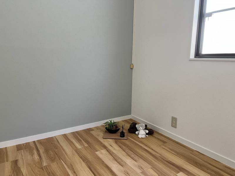 アクセントクロスを張った2階洋室