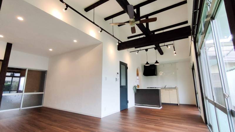 天井を抜いて梁を出すことで開放感満載！漆喰仕上げです。