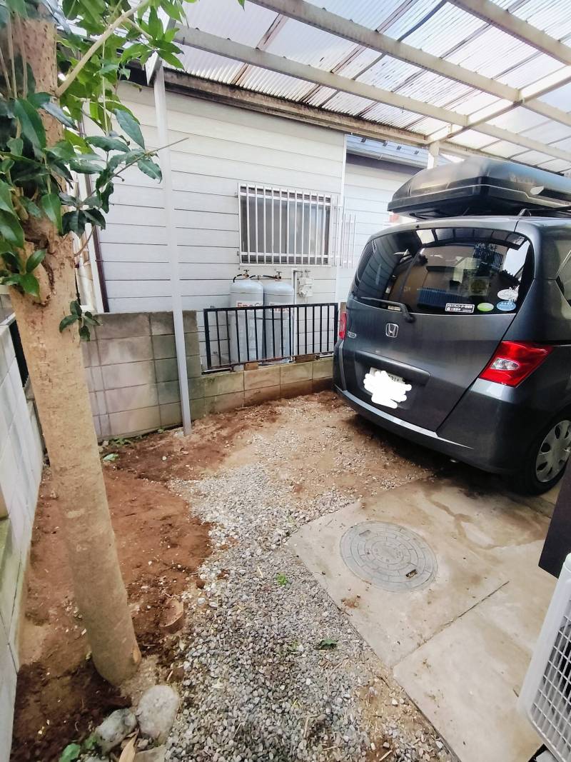 奥行き十分！車の後ろにバイク・自転車も屋根下保管可能