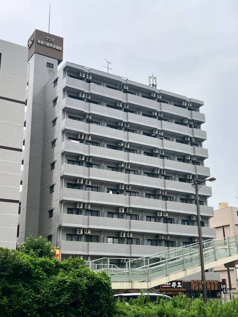 神奈川新町駅前からの外観です。