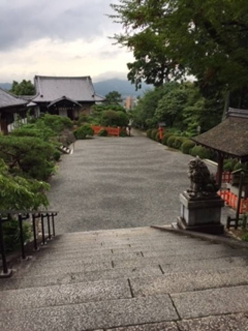 織田信長主祭神の建勲神社境内