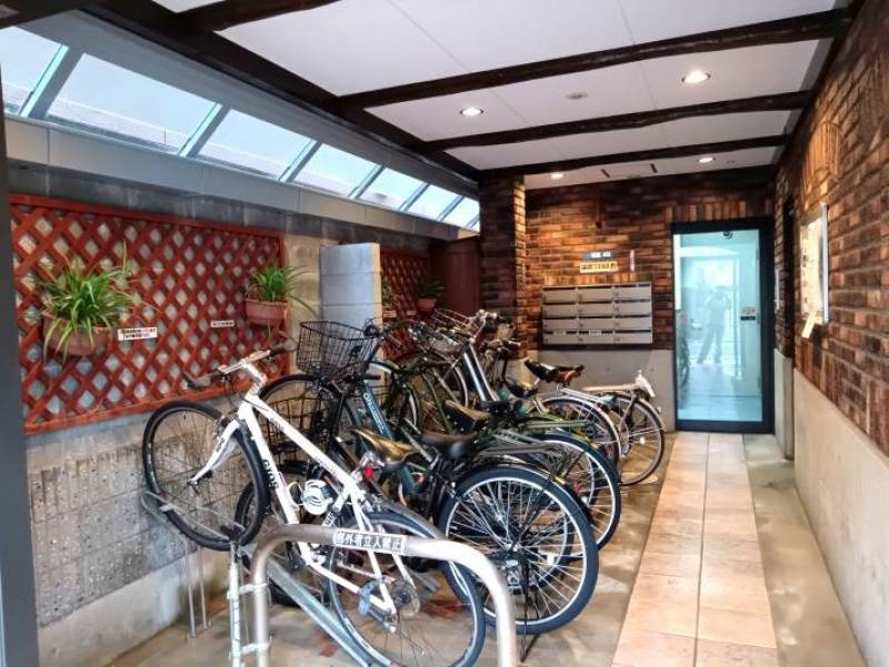 自転車置き場は屋内で安心、錆びずに長持ち