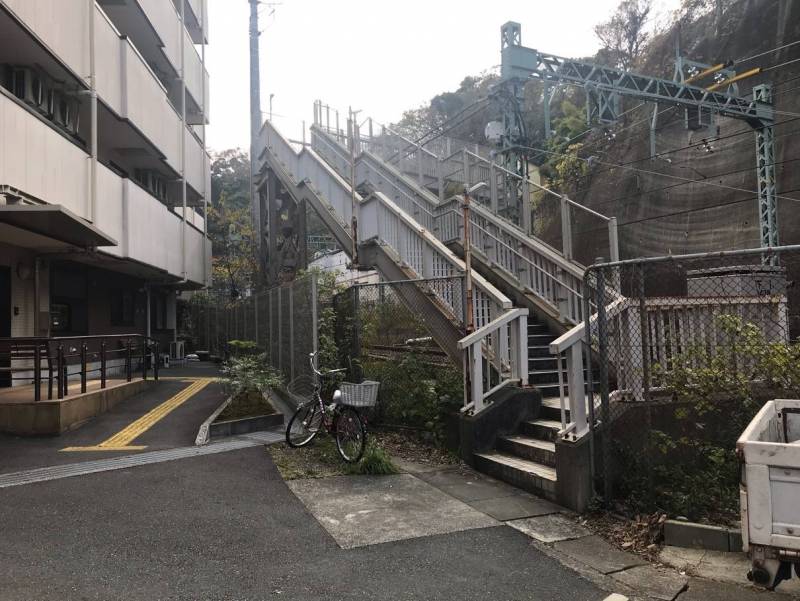 この歩道橋を越えると物件があります。