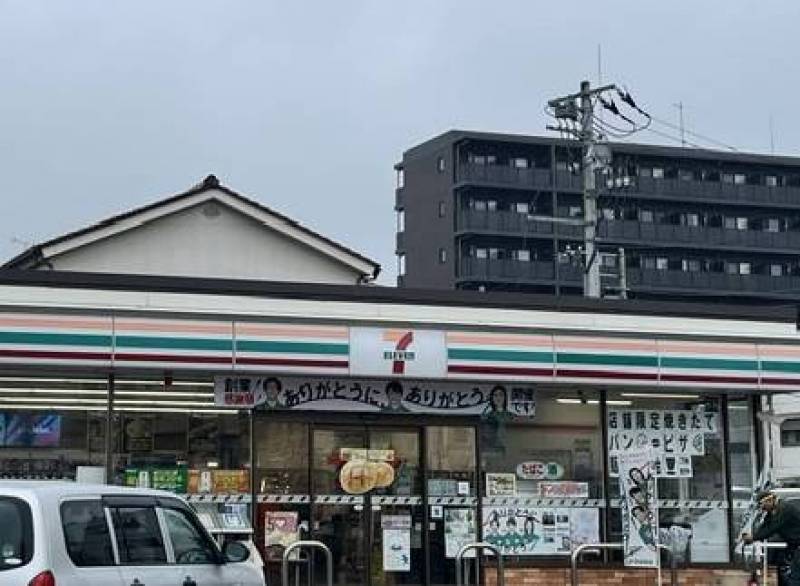 コンビニまで3分
他に「ローソン」もあり、便利！