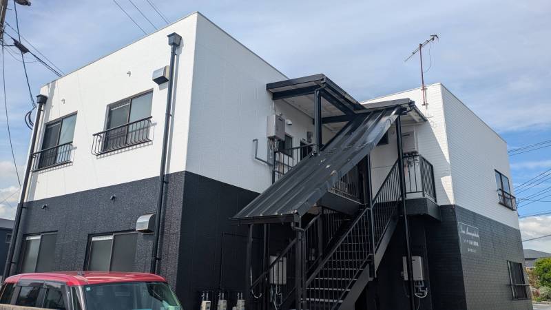 全戸角部屋、１階黒色、２階白色の外観です。