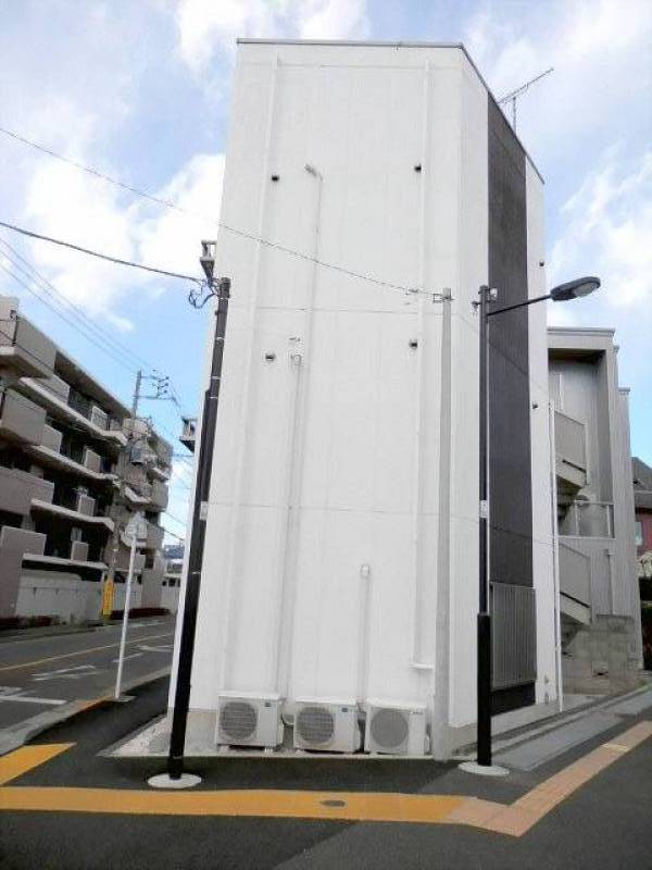 3方道路の角に立つ便利な建物