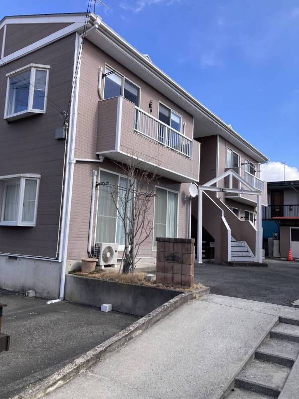 徒歩30秒で川沿いの遊歩道あります