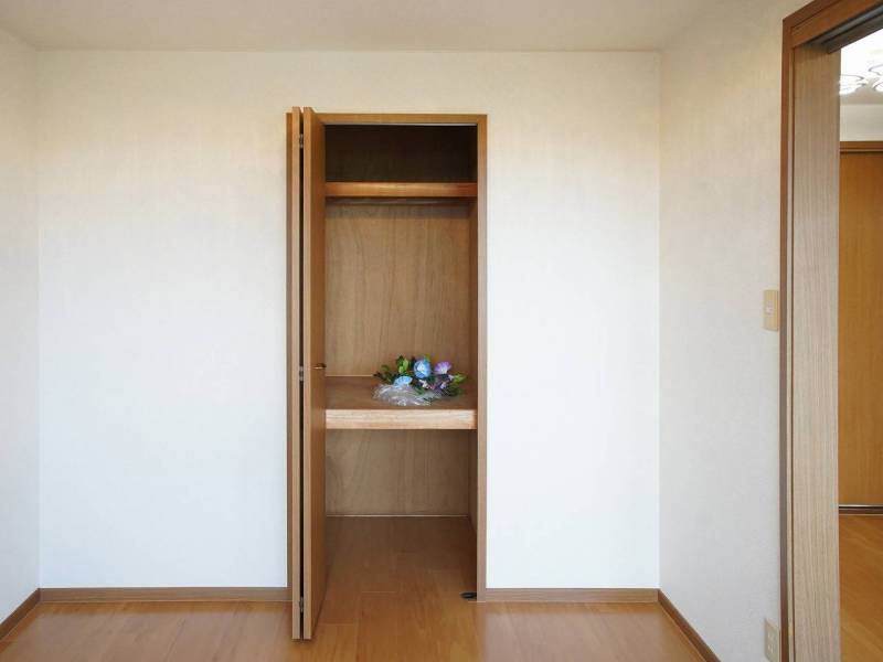 クローゼットは木むき出しからクロスを張り床をきれいにしました