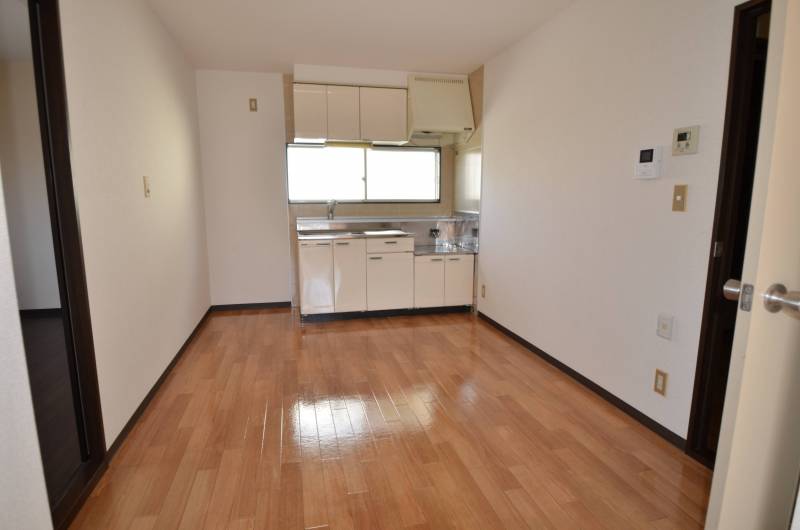 日当たり良好なキッチンです。冷蔵庫も十分に置けます。