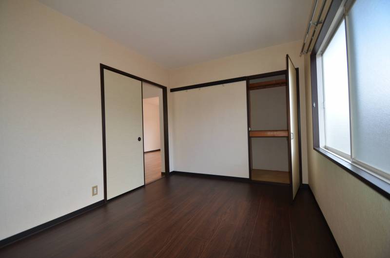 6帖の洋室で、収納棚（ｗ0.9ｍ&times;Ｄ0.8m）が3個あり
