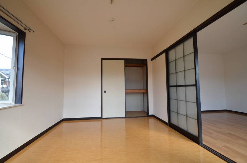 6帖の洋室で、収納棚（ｗ1.65ｍ&times;Ｄ0.8m）が3個あり
