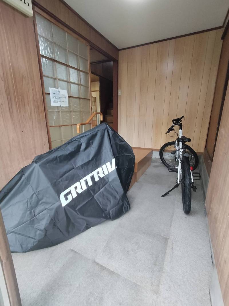 玄関土間には自転車やバイクが置けます