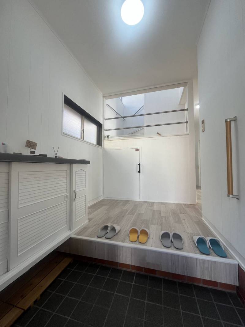 真っ白な玄関‼
網戸付き‼