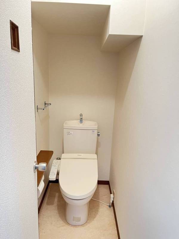 ウォシュレット付きトイレ上下階2ヶ所あります。