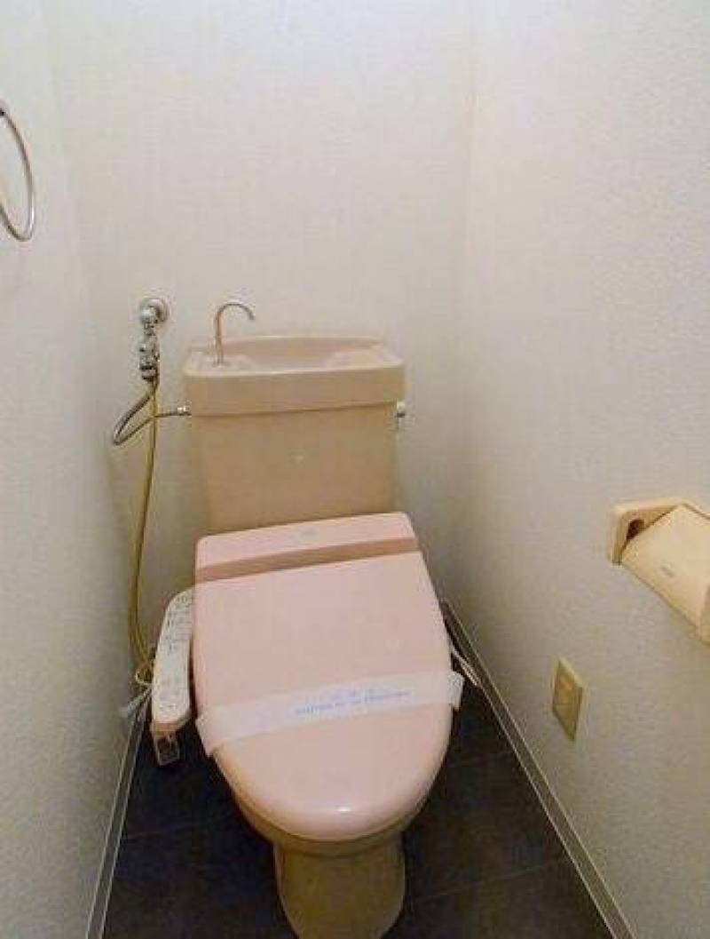 温水洗浄便座付きのシンプルトイレ