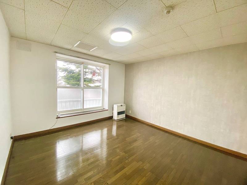 南向きの採光の良い１１帖広々としたリビング、LED照明付き