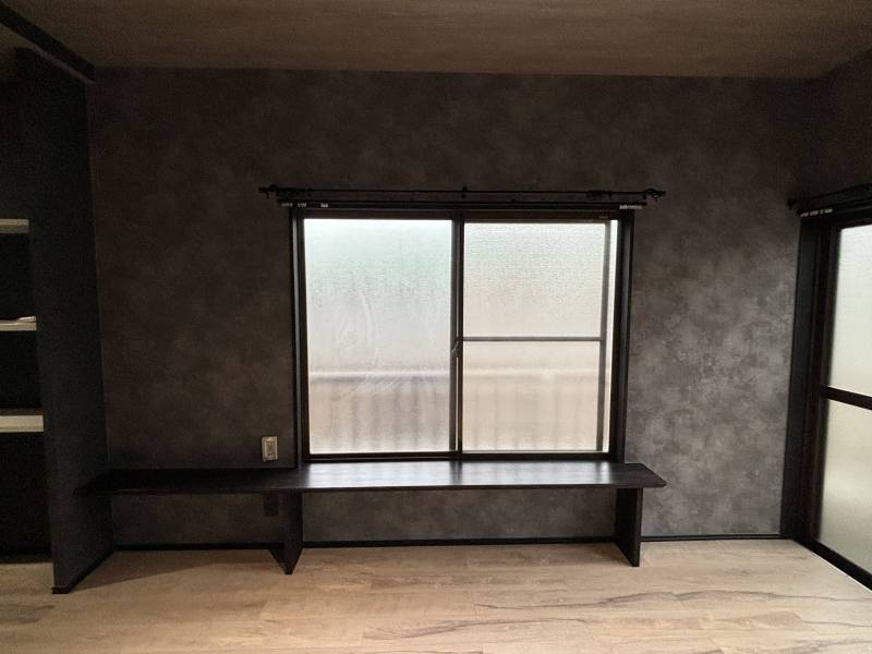 明るい窓の下にカウンターデスクを設置。